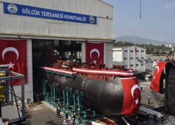 Üçüncü REİS sınıfı denizaltı yüzer havuza alındı