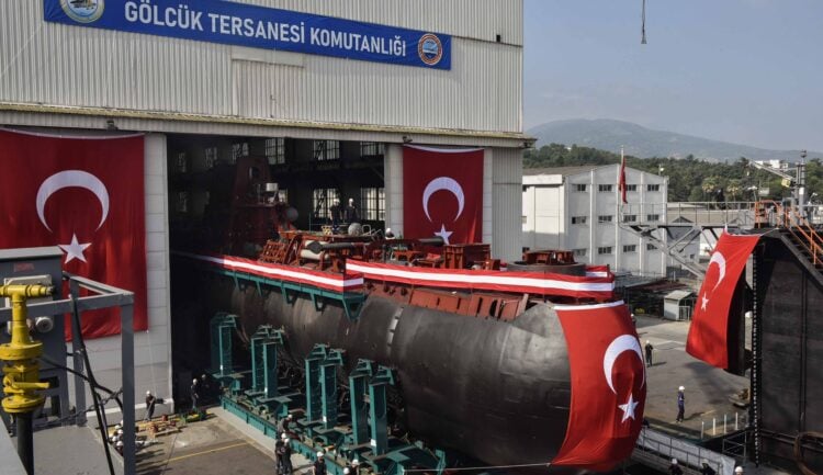 Üçüncü REİS sınıfı denizaltı yüzer havuza alındı