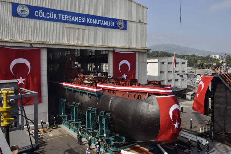 Üçüncü REİS sınıfı denizaltı yüzer havuza alındı