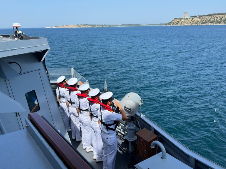 Pakistan gemisi BABUR, Çanakkale Şehitlerini selamladı