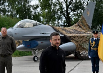 Ukrayna ilk F-16’larını teslim aldı