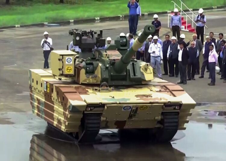 Hindistan’ın yeni hafif tankından atış testi