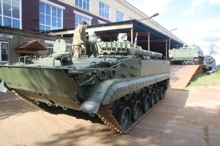 Rus ordusuna zırhlı araç teslimatı