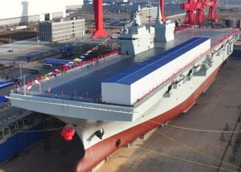 Çin yeni amfibi hücum gemisini denize indirdi