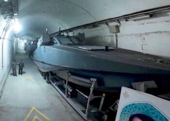 İran yeni yeraltı deniz üssünü tanıttı