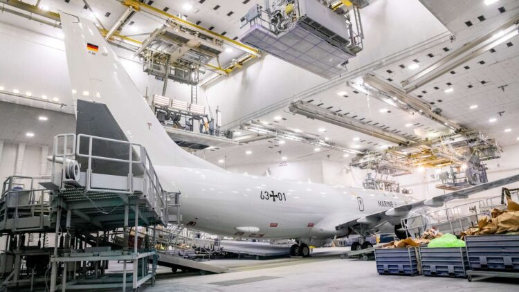 Almanya’nın ilk P-8 uçağı gökyüzü ile buluştu