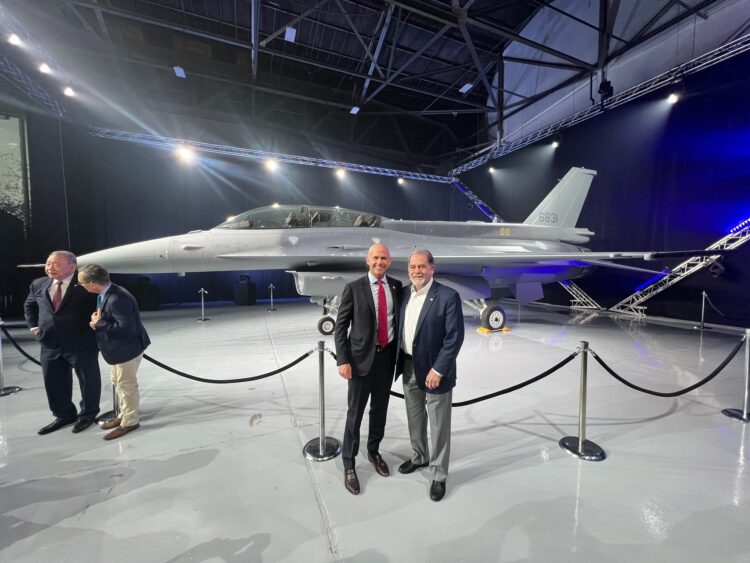 Tayvan ilk F-16 Viper’ını teslim aldı