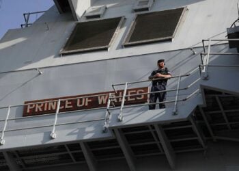 İngiliz işçi uçak gemisi parçalarını satmak için çaldı