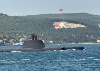 Türk Donanmasından 12 denizaltı ile boğaz geçişi