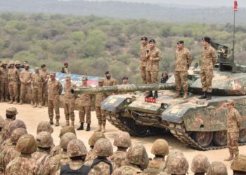 Pakistan’dan Hindistan sınırına yakın noktada tatbikat