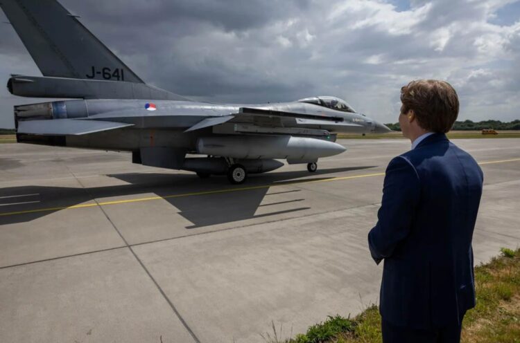 Hollanda Ukrayna’ya savaş uçağı teslimatını tamamlıyor