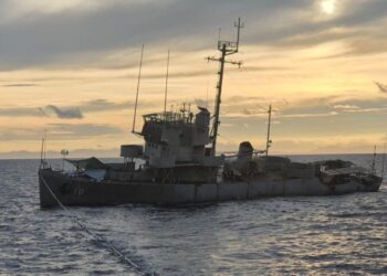 Filipinler’de hedef gemi vurulamadan battı