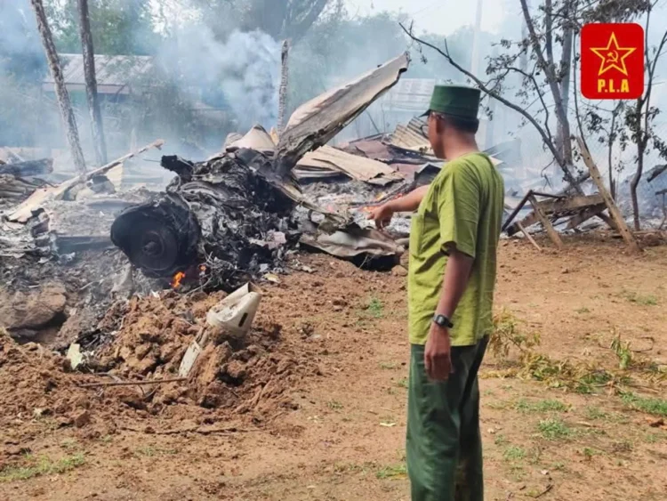 Myanmar’a ait JF-17 savaş uçağı düşürüldü