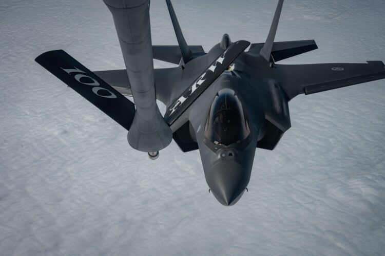 F-35 savaş uçaklarına harici yakıt tankı