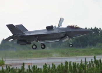 Japonya ilk F-35B savaş uçaklarını teslim almaya başladı