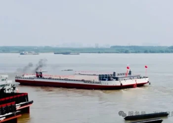 Çin’in ilk roket kurtarma gemisi suya indirildi