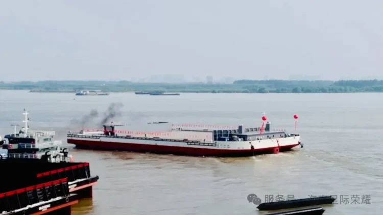 Çin’in ilk roket kurtarma gemisi suya indirildi