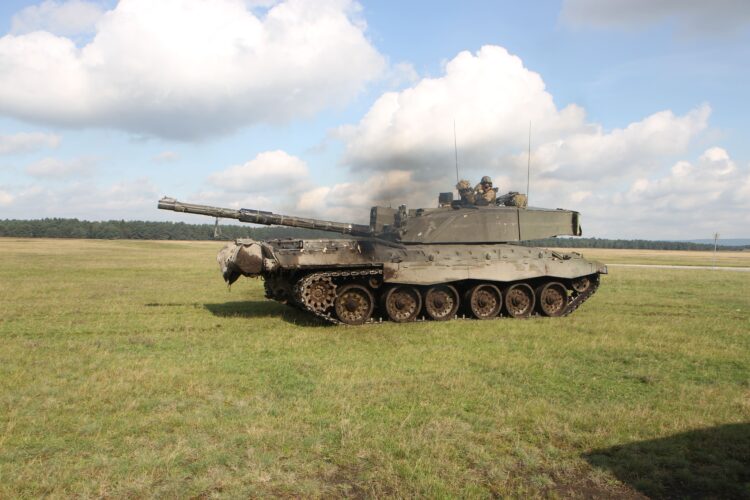 Challenger 2 tankı tatbikat sırasında hedef alındı