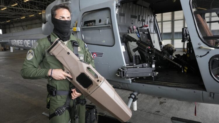 AB zirvesini dronlardan Fransız helikopteri koruyor