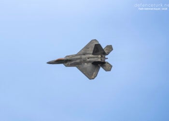 F-22 savaş uçağından İHA kullanımı