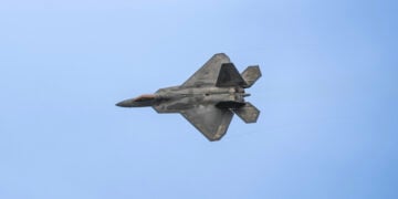 F-22 savaş uçağından İHA kullanımı