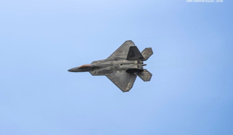 F-22 savaş uçağından İHA kullanımı