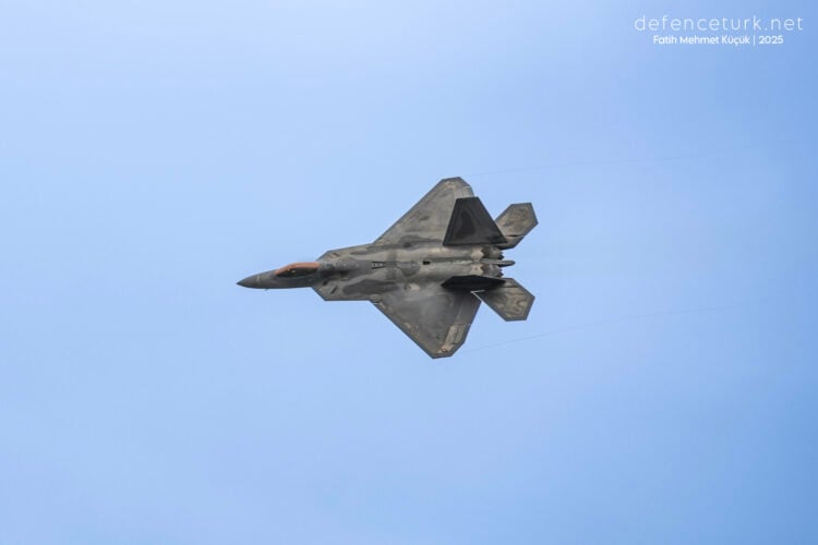 F-22 savaş uçağından İHA kullanımı