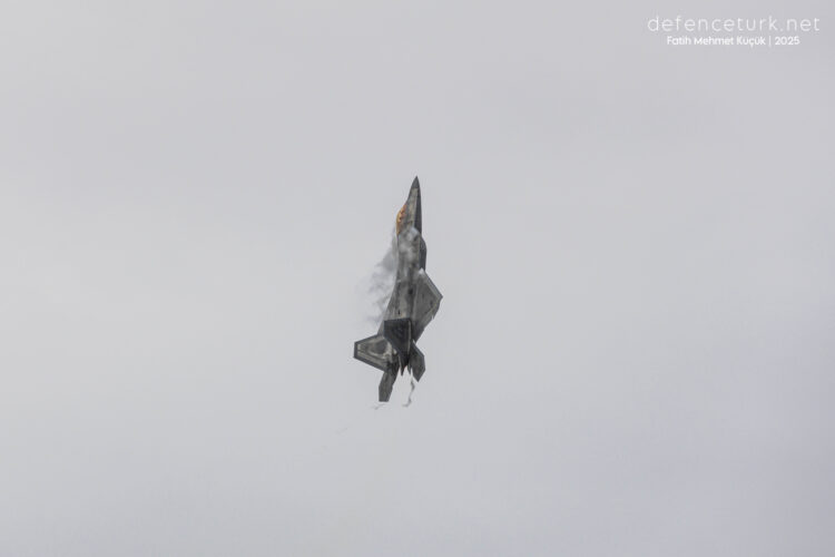 F-22 savaş uçağından İHA kullanımı