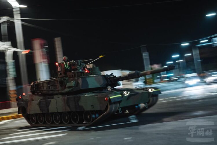 Tayvan’ın yeni tankları şehir tatbikatında