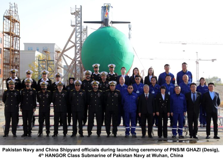 Pakistan’ın yeni denizaltısı suyla buluştu