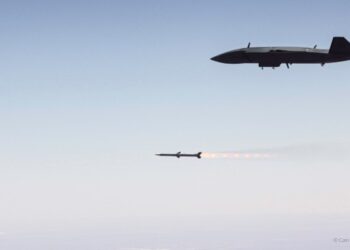 MQ-28 insansız savaş uçağından hava-hava füzesi atışı