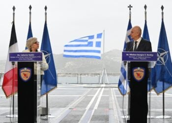 Fransız Bakan Yunan tersanesini ziyaret etti