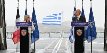 Fransız Bakan Yunan tersanesini ziyaret etti