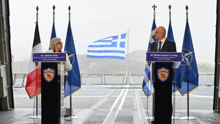 Fransız Bakan Yunan tersanesini ziyaret etti