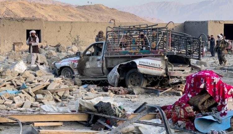 Pakistan Afganistan’ı vurdu