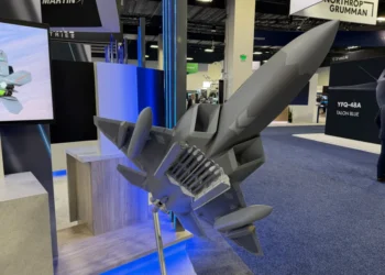 F-22 savaş uçaklarına sensör ve yakıt tankı eklentisi