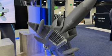 F-22 savaş uçaklarına sensör ve yakıt tankı eklentisi