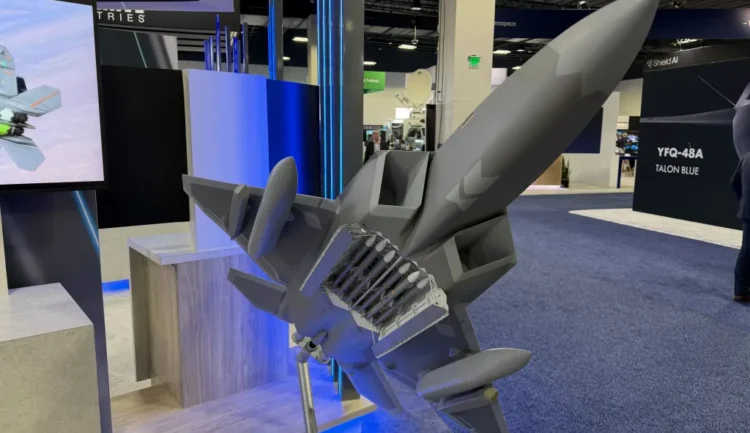 F-22 savaş uçaklarına sensör ve yakıt tankı eklentisi