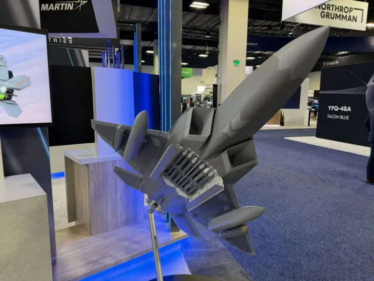 F-22 savaş uçaklarına sensör ve yakıt tankı eklentisi