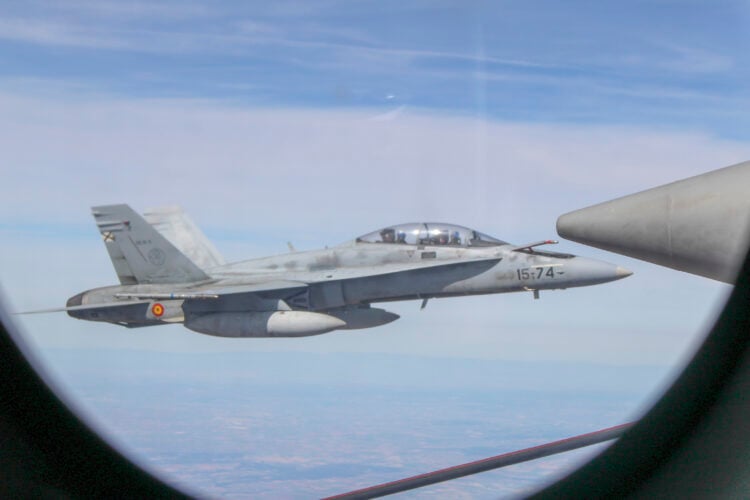 İspanya F-18 filosunun emekliliğini erteledi