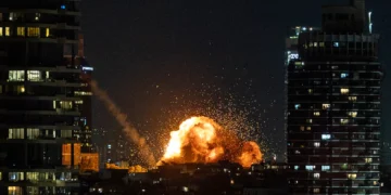 İran İsrail’i vurmaya devam ediyor