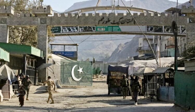 Afganistan ile Pakistan arasında çatışmalar sürüyor