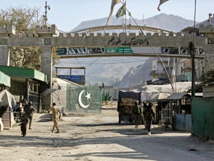 Afganistan ile Pakistan arasında çatışmalar sürüyor