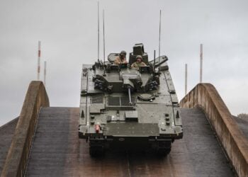 Birleşik Krallık güvenlik sorunlarına rağmen Ajax zırhlı araçlarında kararlı