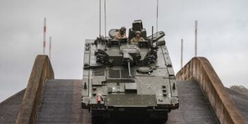 Birleşik Krallık güvenlik sorunlarına rağmen Ajax zırhlı araçlarında kararlı