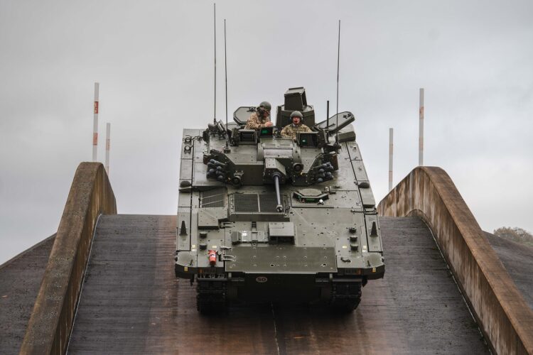 Birleşik Krallık güvenlik sorunlarına rağmen Ajax zırhlı araçlarında kararlı