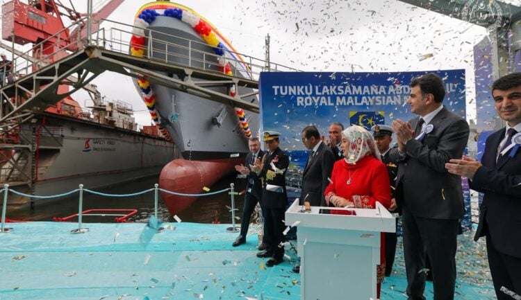 STM’nin Malezya için inşa ettiği ilk korvet denize indirildi