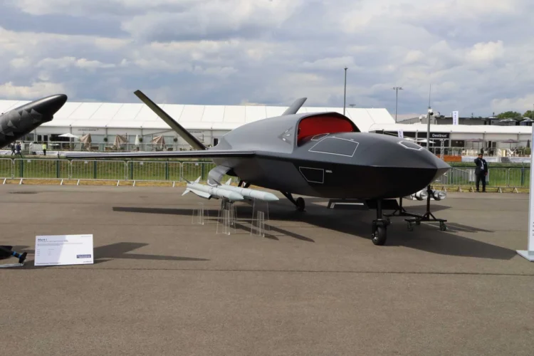 Airbus yeni insansız savaş uçağını tanıttı