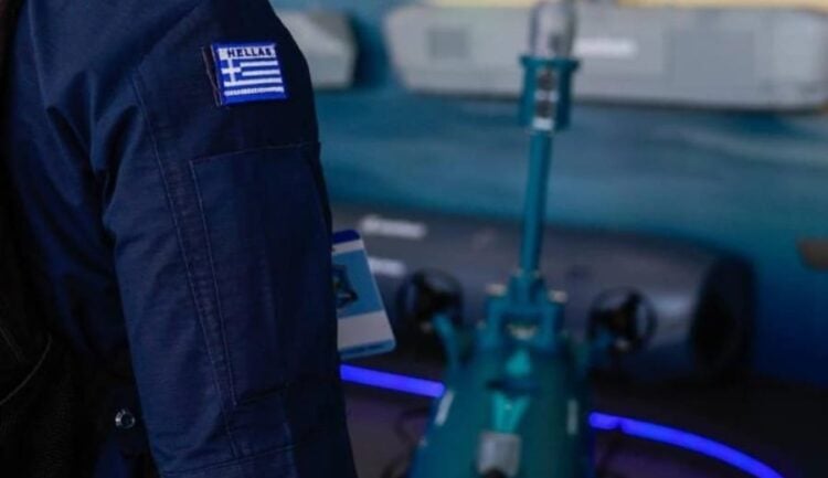 Yunan askeri personeli KILIÇ Kamikaze Otonom Su Altı Aracını inceledi