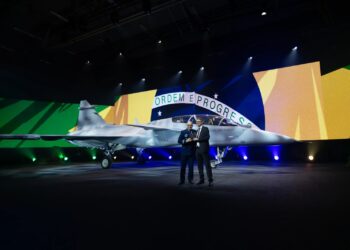 Brezilya’nın ilk Gripen F savaş uçağı görücüye çıktı